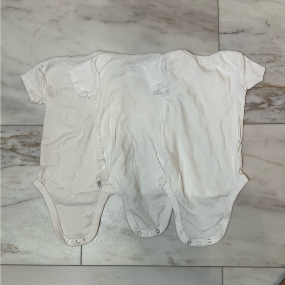 Lot of 3 Gerber Organic White Short Sleeve Onesies – Size 6-9M - Picture 2 of 3